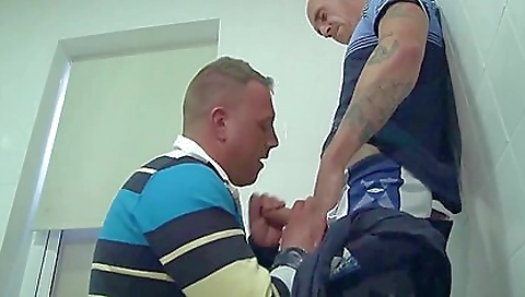 Shemal dous struckly gets fucked in the ass